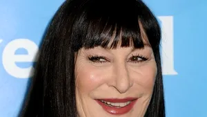 IMAGINI INSOLITE: Cum arată starurile de la Hollywood când sunt surprinse dintr-un unghi greşit - GALERIE FOTO