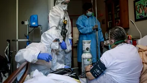 Sute de români ar urma să plece, cu un tren special, să îngrijească bătrâni în Austria. Reacţia ministrului Lucian Bode