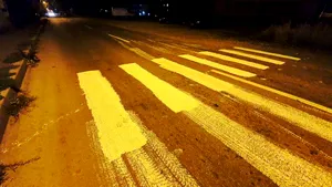 Păţania unor bărbaţi care au desenat pe asfalt o nouă trecere de pietoni. Şoferii au fost derutaţi