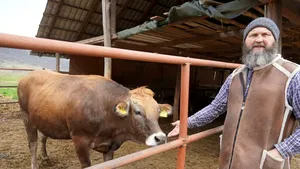 Satul „brânzeturilor dumnezeieşti”: Un preot din judeţul Sibiu şi-a făcut fermă şi altar