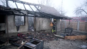 Bărbat găsit mort într-o casă distrusă de un incendiu în Bistriţa Năsăud