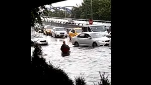 Bucureştiul sub ape. Ploaia torenţială de vineri a inundat străzi, curţi, subsoluri GALERIE FOTO