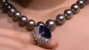 Un inel cu safir şi diamante, vândut cu 6,7 milioane de dolari la Hong Kong