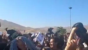 Proteste la înmormântarea tinerei bătută până a murit de către poliţiştii din Iran