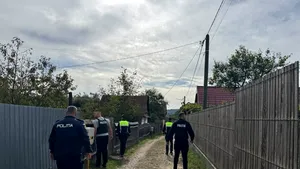 Căutările băiatului dat dispărut lângă Bacău continuă. 250 de persoane, inclusiv voluntari, s-au alăturat operațiunii