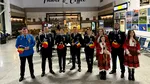 Pasagerii care au ajuns azi în Aeroportul Bacău au fost întâmpinați cu „Deșteaptă-te, române”