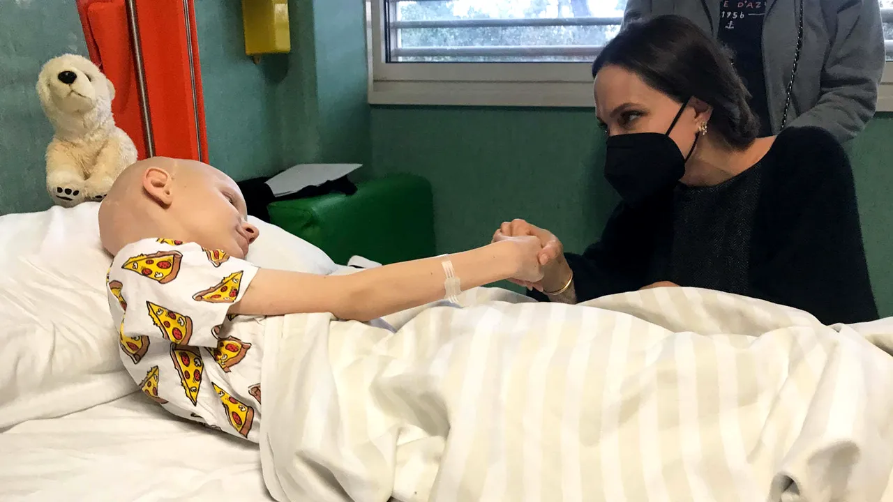 Angelina Jolie, vizită la un spital de copii din Roma pentru a se întâlni cu copiii ucraineni care au fugit din ţară