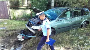 Accident pe drumul pe care urmează să ajungă cortegiul funerar al Reginei Ana la Curtea de Argeş - FOTO