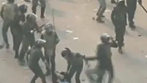 IMAGINI ŞOCANTE: Poliţiştii egipteni lovesc cu bâtele şi dezbracă o femeie pe stradă - VIDEO