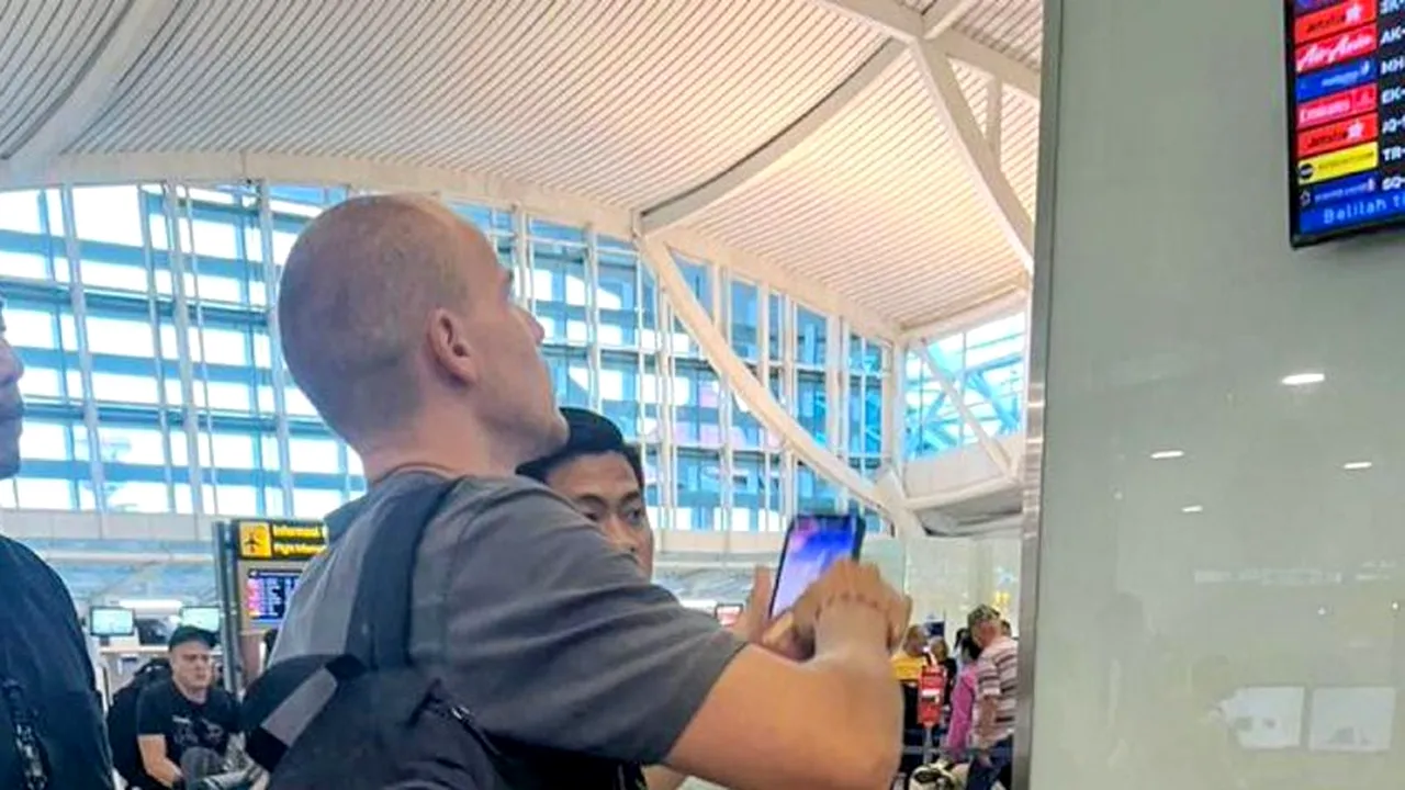 Un turist rus a fost deportat din Bali pentru o poză semi-nud, realizată pe un munte sacru