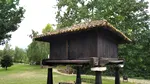 Un sat pescăresc din Spania, celebru pentru imaginea sa unică: zeci de hambare suspendate chiar pe malul mării