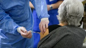 Studiu. Vârstnicii prezintă acelaşi nivel de anticorpi după prima doză de vaccin de la AstraZeneca şi  Pfizer 