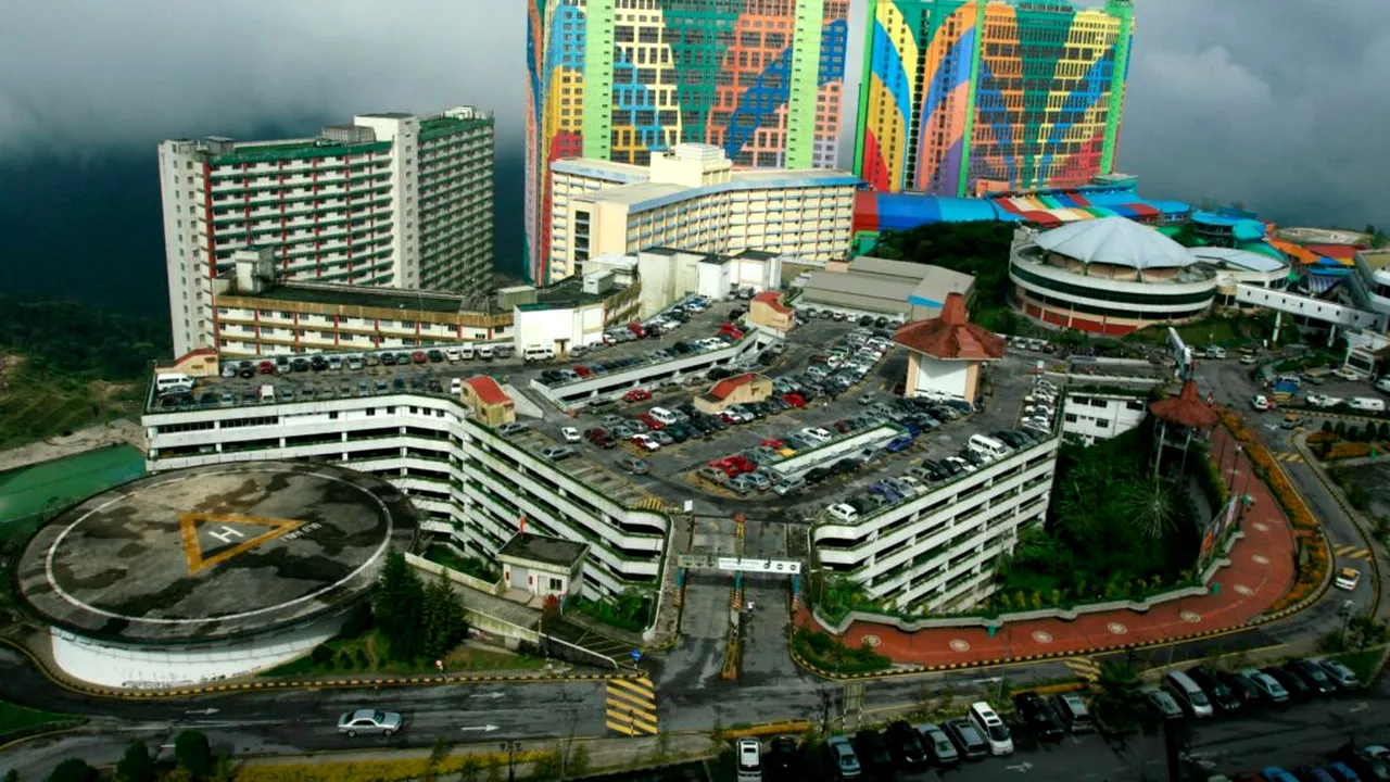 Cel mai mare hotel din lume îi poate caza pe toți locuitorii unor orașe precum Urziceni și Calafat. Are centru comercial și parc tematic interior