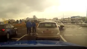 Şicanare în trafic, la Braşov. Imaginile surprind o altercaţie între un taximetrist şi alt şofer. VIDEO