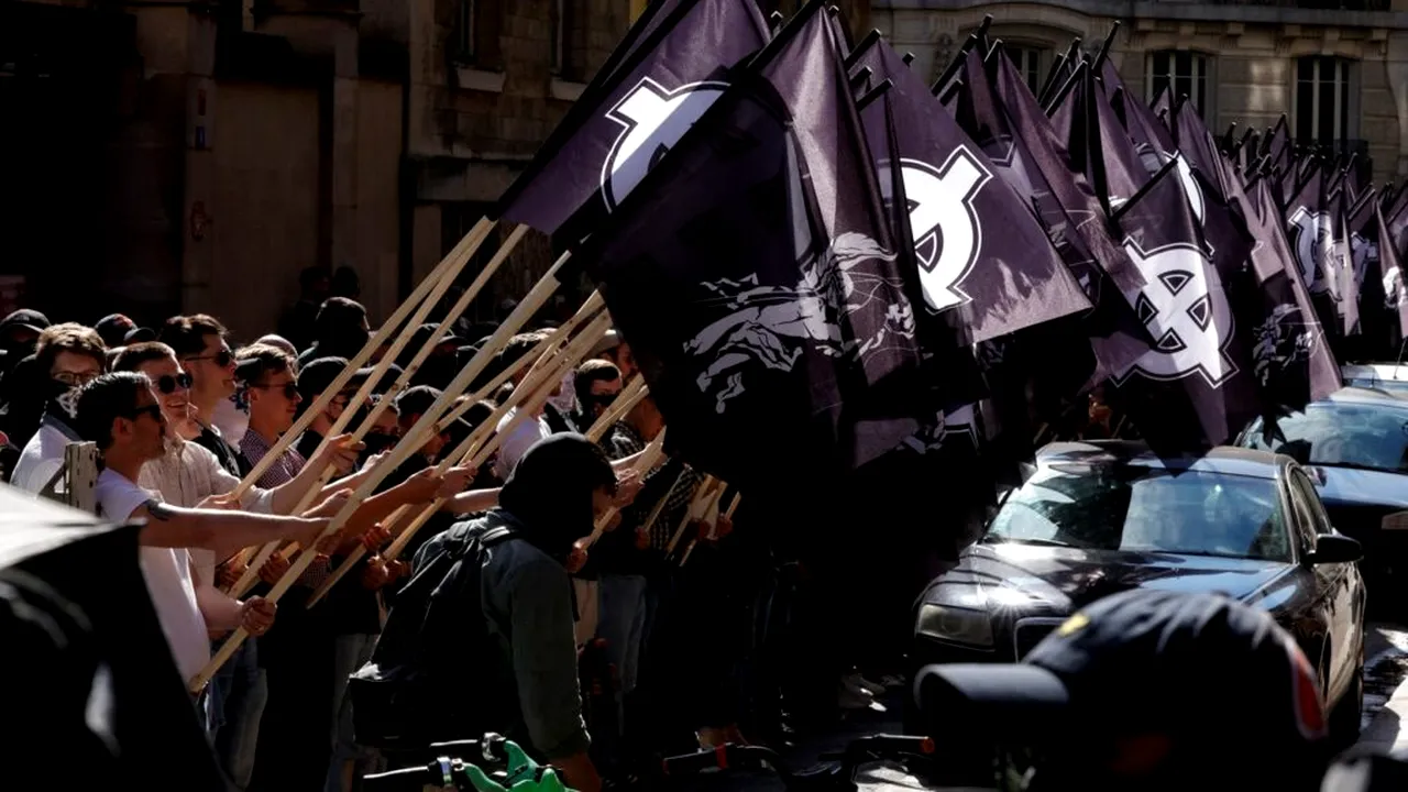 O mie de activiști de extrema dreaptă din mai multe țări europene au organizat un marș la Paris