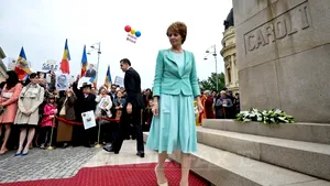 ZIUA REGALITĂŢII: Familia regală a depus un buchet de flori la statuia regelui Carol I - GALERIE FOTO