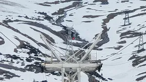 Imagini de la momentul la care telecabina de la Bâlea Lac a fost blocată. 30 de minute interminabile pentru douăzeci de persoane prinse în cabină