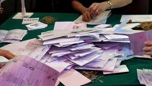 Conservatorii şi laburiştii britanici îşi revendică dreptul de a guverna