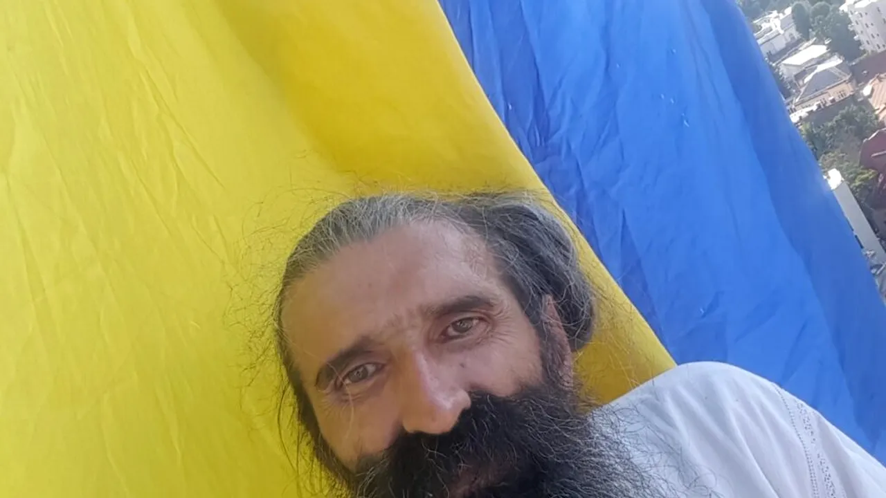 „Stegarul Dac” a fost externat după internarea forţată: 7 ore a ameninţat că se aruncă de pe macara