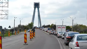 Creşte numărul de maşini de pe şoselele din zonele turistice. Traficul rutier se desfăşoară cu dificultate pe litoral şi în zonele montane