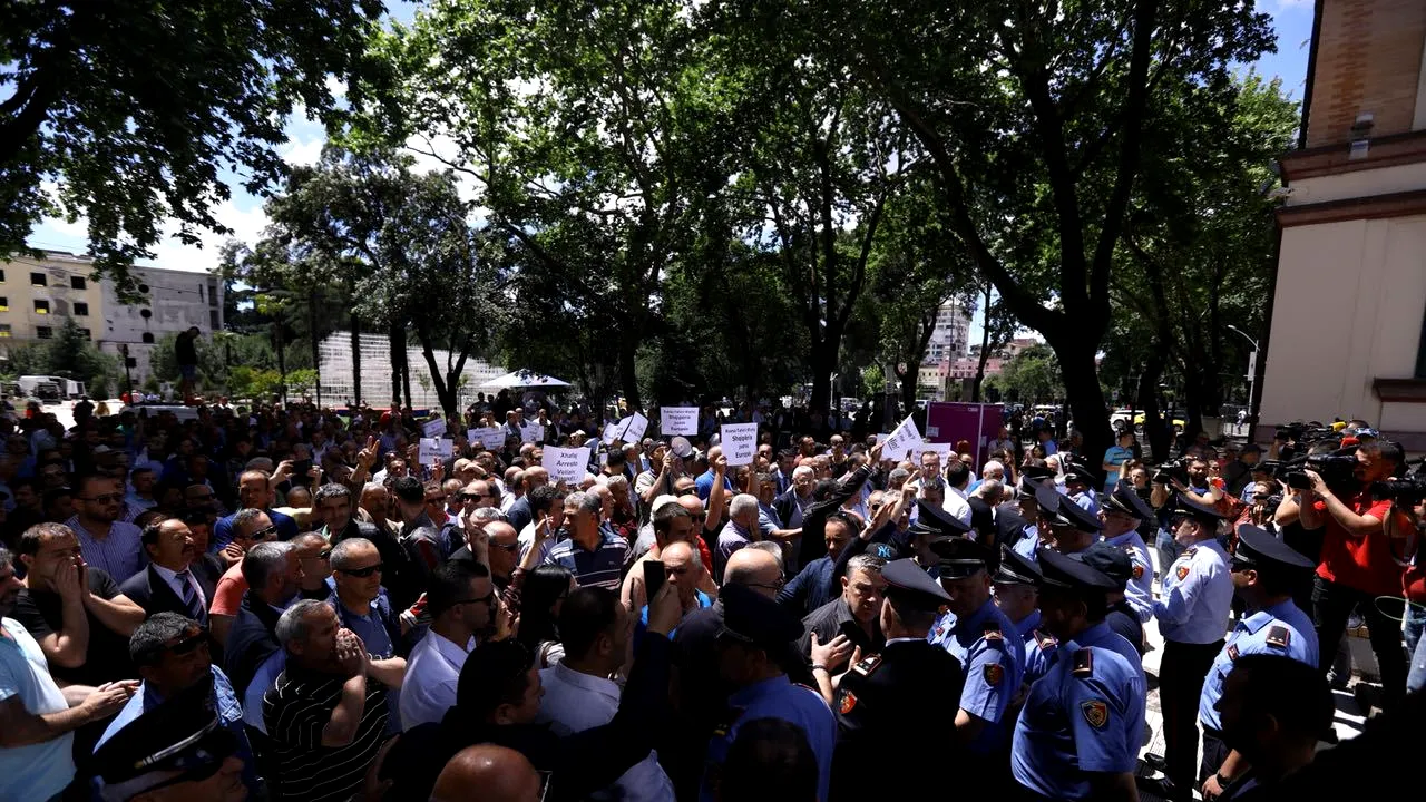 PROTESTE de amploare la Tirana: Mii de persoane au cerut demisia ministrului albanez de Interne