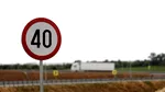 Accident pe A10. Sunt implicate un microbuz și un tir