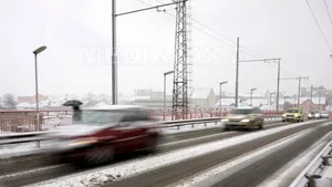 Trafic îngreunat de ninsori în mai multe judeţe. Vezi ce drumuri sunt acoperite de zăpadă