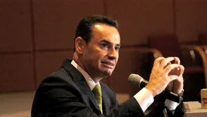 Falcă a întârziat la întâlnirea cu membrii PDL Bihor întrucât şoferul său a încuiat cheia în maşină