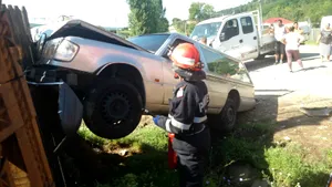Accident teribil în Argeş: O maşină a intrat într-un cortegiu funerar. Două persoane au fost rănite | FOTO