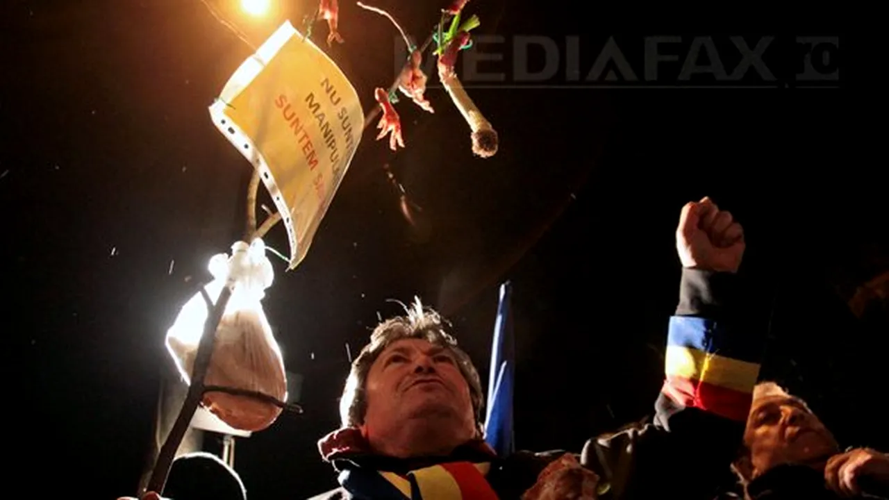 PROTESTE ÎN BUCUREŞTI - ZIUA A OPTA s-a încheiat fără incidente. Profesorii s-au alăturat manifestaţiei, după ce au pichetat Ministerul Educaţiei - VIDEO