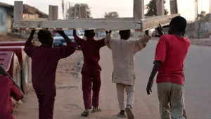 „Orașul fericit” din Nigeria este înghițit de valuri. Mii de oameni sunt afectați