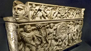 Un sarcofag al unui patrician din Dacia romană a fost distrus cu excavatorul. Care era vechimea sa? 