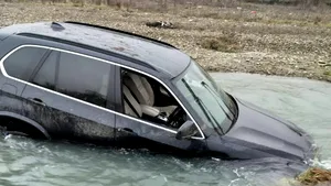 Neamț: Tânăr băut, urmărit de polițiști, a abandonat mașina pe albia unui râu și s-a ascuns în pădure