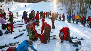 Apă sfinţită pe pârtie: Salvamontiştii din Straja au dus 200 de litri de apă sfinţită turiştilor