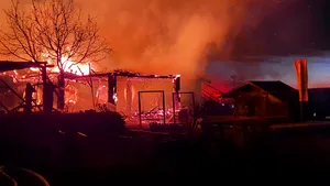 Incendiu puternic la o pensiune din Tohani, judeţul Prahova. Pompierii au scos şase victime carbonizate / Alte două persoane sunt căutate