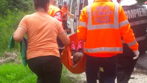 O fetiţă şi doi bunici au căzut cu maşina într-un lac VIDEO 