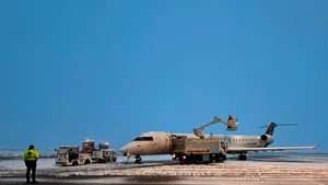 Zboruri din Sibiu cu întârziere la decolare din cauza ninsorii. Două curse au fost afectate