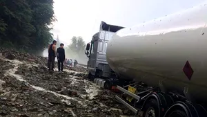FOTO | Drumul Naţional 1 A, blocat de aluviuni la Cheia, în urma unei ploi torenţiale: Blocajul este de durată. Apa a făcut ravagii
