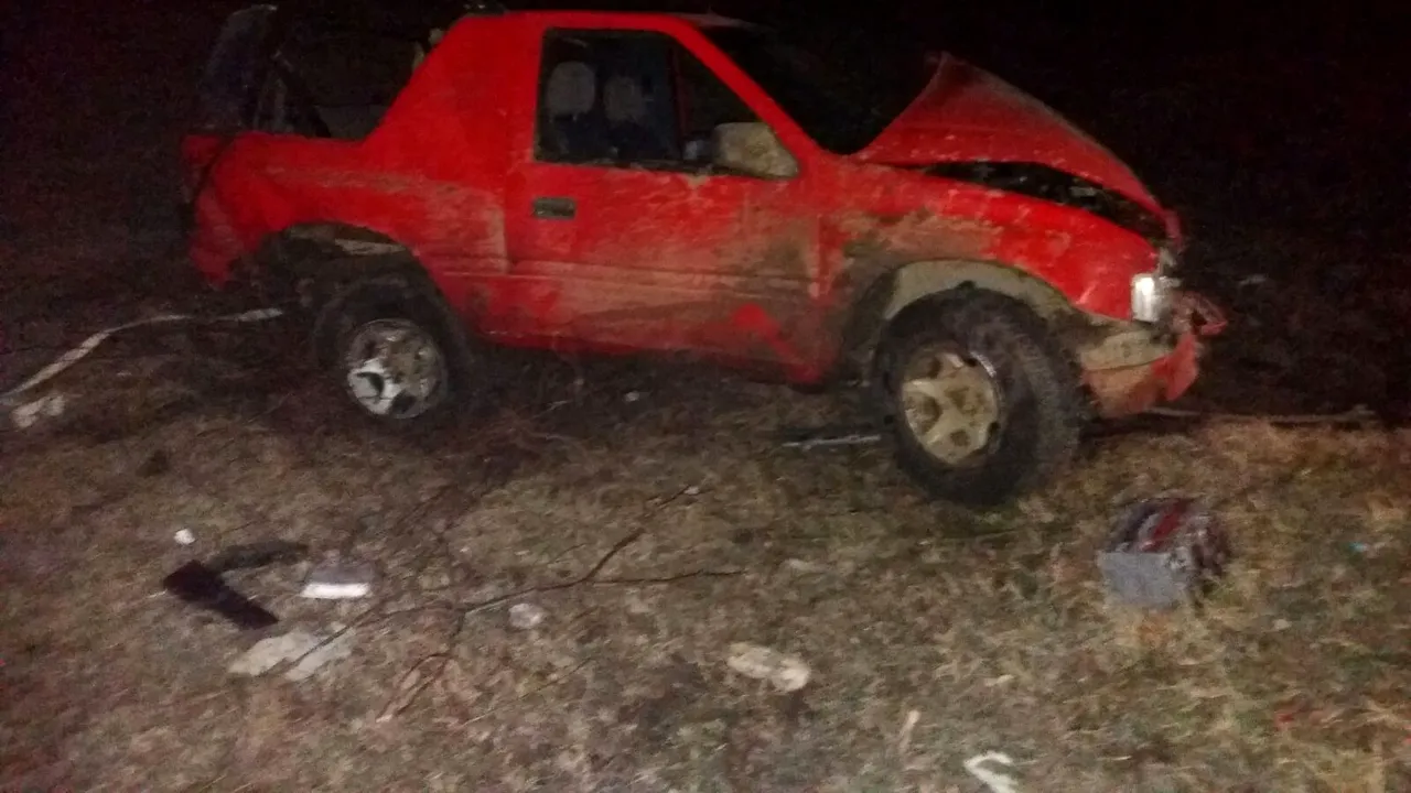 Un tânăr a murit după ce o maşină, în care erau şi patru copii, s-a răsturnat în judeţul Vâlcea