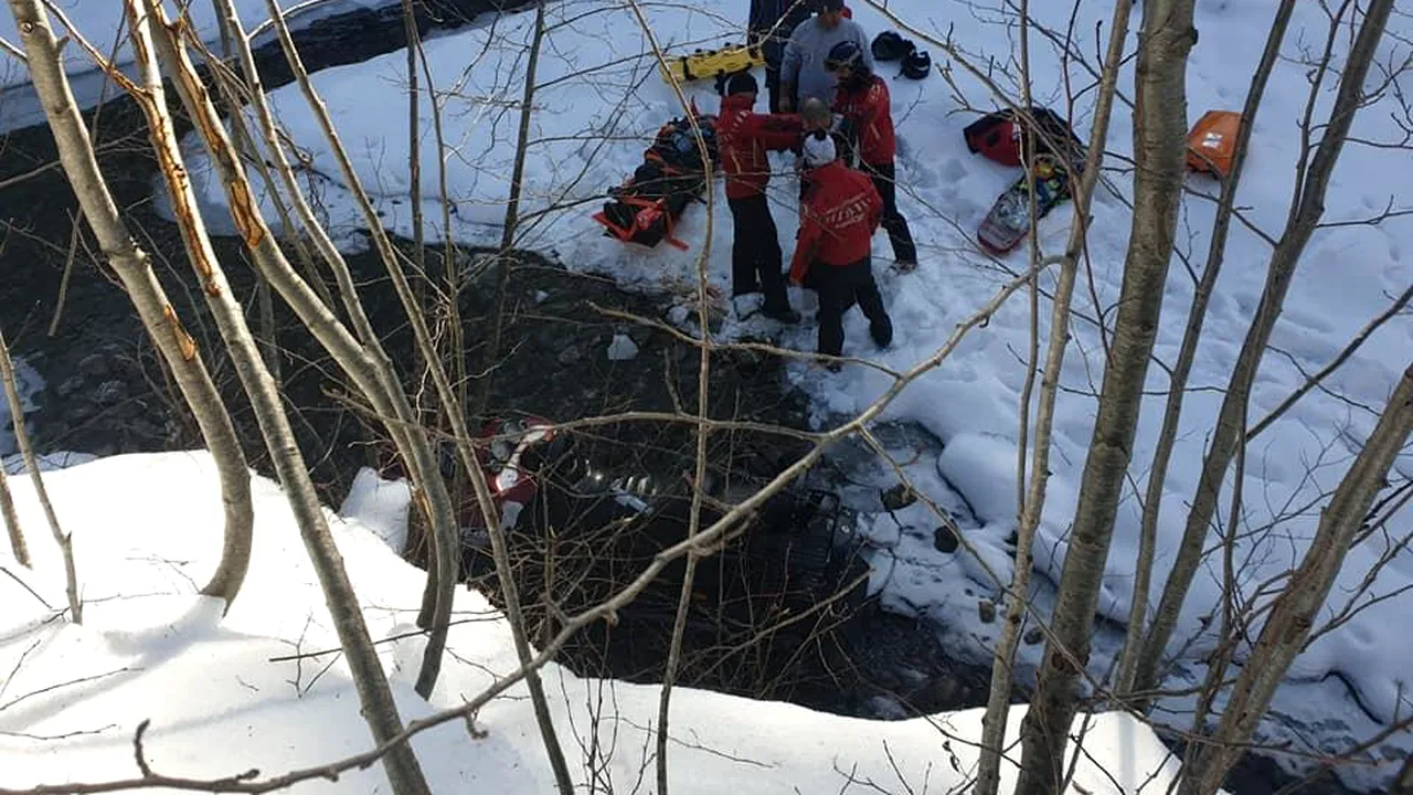 Două persoane, salvate de pompieri după ce s-au răsturnat în apă cu snowmobilul. FOTO