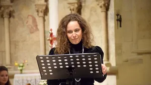 Soţia premierului a cântat pentru achiziţionarea sculpturii ”Cuminţenia Pământului” - FOTO, VIDEO