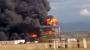 FOTO, VIDEO | EXPLOZIE urmată de incendiu la o fabrică de vopsele din Orăştie: Cinci persoane au fost rănite/ 300 de persoane, evacuate/ Incendiul a fost stins după 18 ore