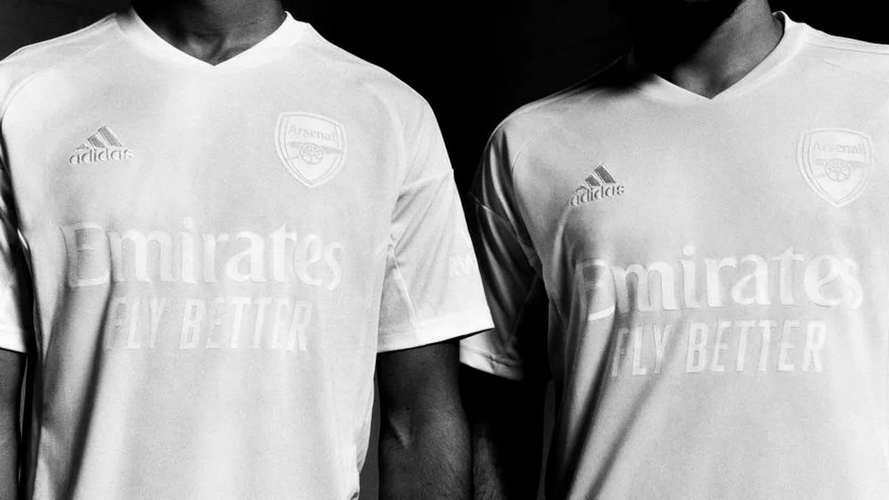 Fotbaliştii de la Arsenal vor purta în premieră un echipament alb. Schimbarea este legată de o campanie
