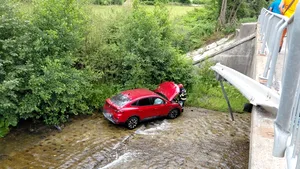 O mașină a plonjat într-un râu la intrarea în Petroșani. Două persoane au fost transportate la spital