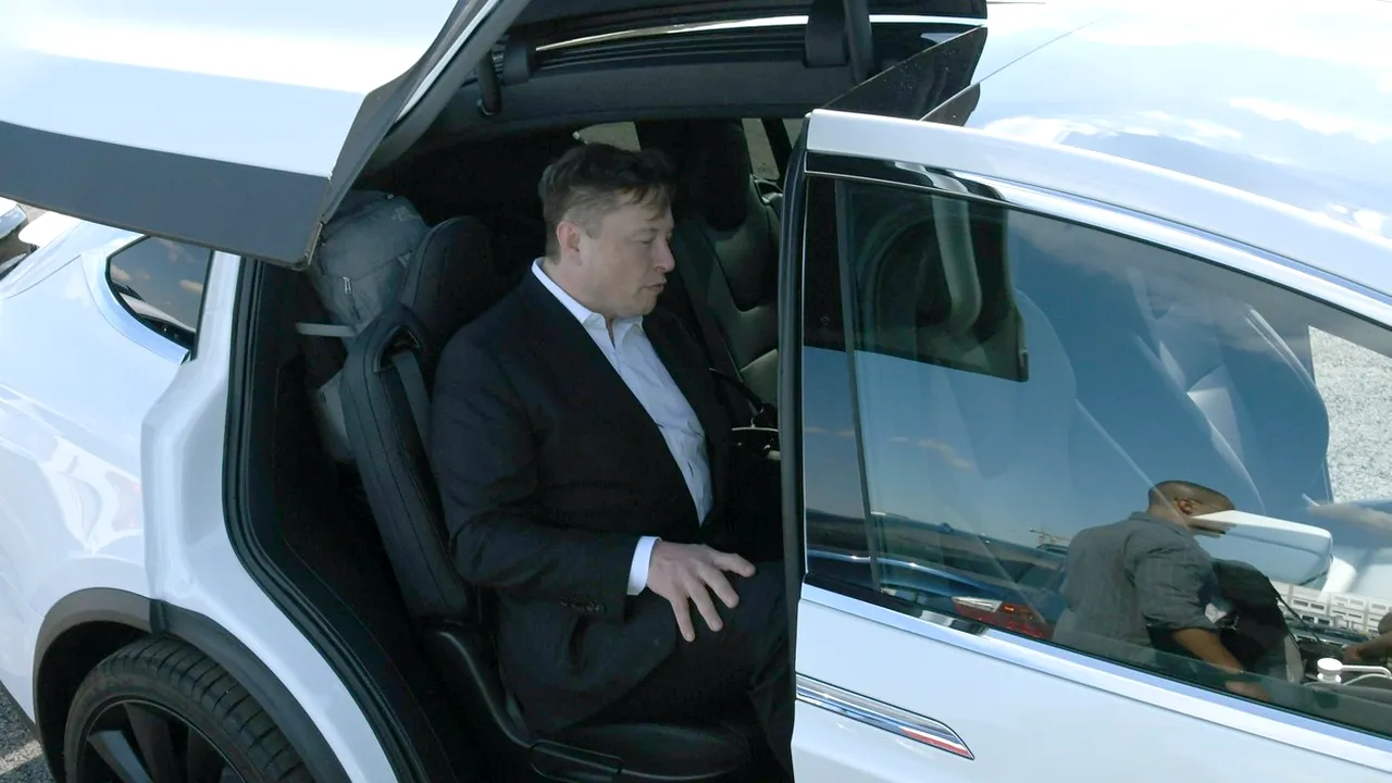 Cea mai rapidă maşină Tesla. Viteza maximă este de 360 kilometri pe oră. Când va fi disponibilă pe piaţă