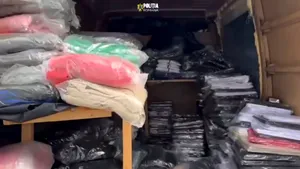 Haine și parfumuri de contrabandă, evaluate la peste 12.000 de lei, confiscate de polițiști în Capitală