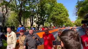 Trupele ruseşti poartă o panglică de 300 de metri prin Mariupol, oraşul port asediat