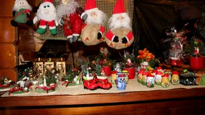 Globuleţe pline cu levănţică şi aranjamente din macaroane, la Târgul de Crăciun inaugurat la Bistriţa | GALERIE FOTO 