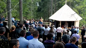 Parastas în memoria victimelor accidentului aviatic din Apuseni, organizat pe Vârful Petreasa de Romaniţa Iovan - FOTO