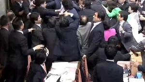 VIOLENŢE în Parlamentul Japoniei, în contextul unui vot controversat privind rolul armatei - VIDEO
